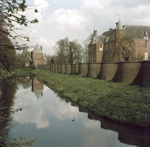 821832 Gezicht op de slangenmuur van het kasteel Slot Zuylen (Tournooiveld 1) te Oud-Zuilen (gemeente Maarssen).